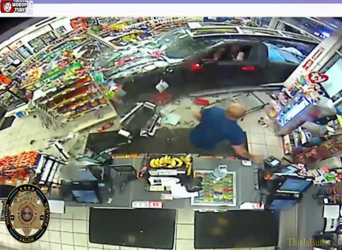 Video :Shooting after a fugitive uses his pickup vehicle to ram into a store